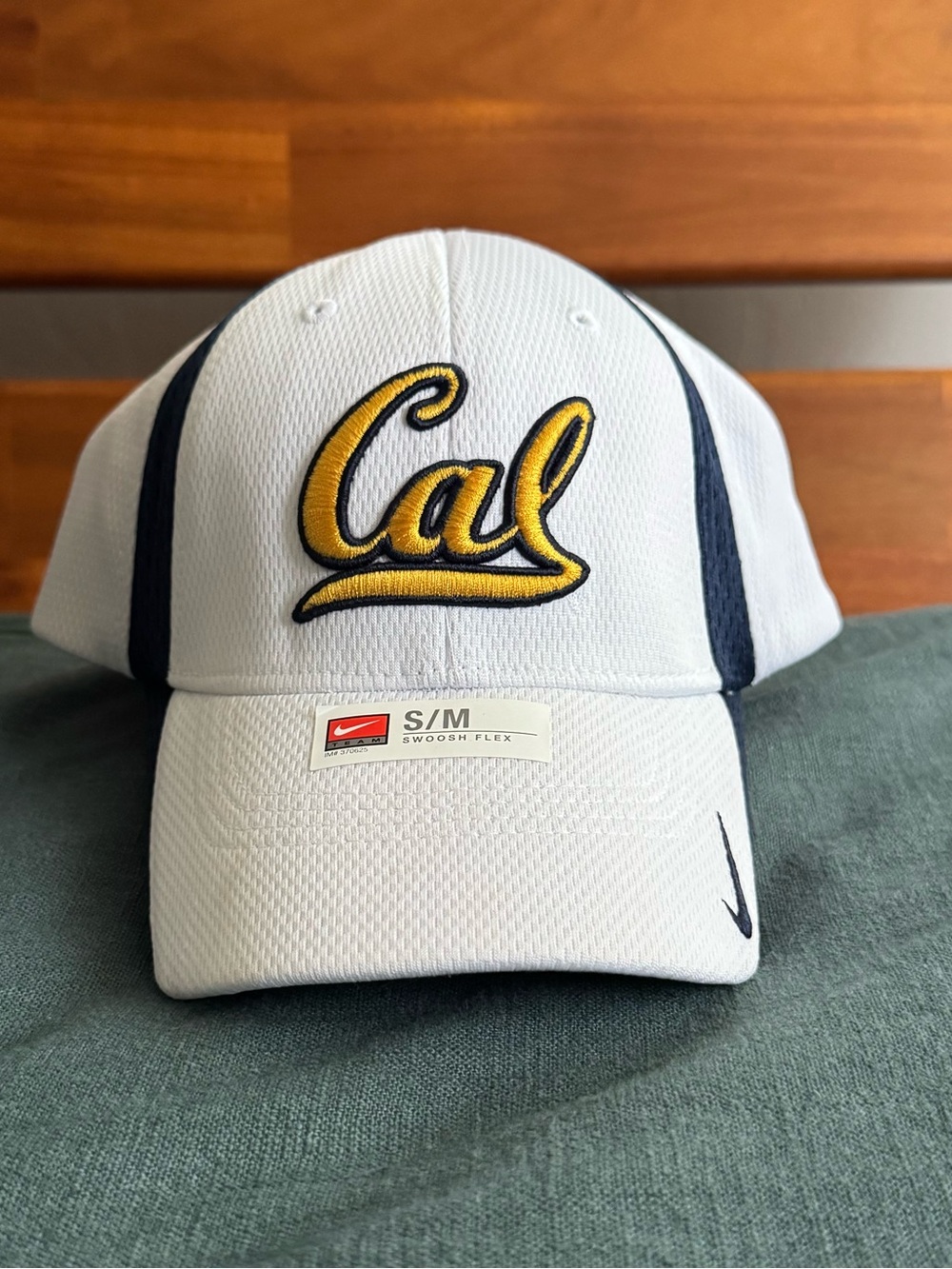 NIKE for UC BERKELEY White & Navy Cap witCal Script Flex Cap with Gold Embroider